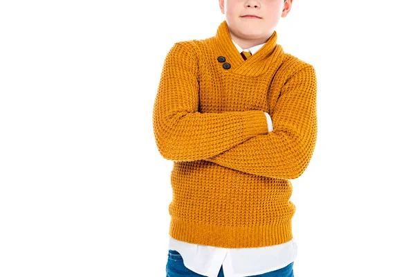 Обрезанный вид мальчика в повседневной одежде со скрещенными руками, изолированными на белом — стоковое фото