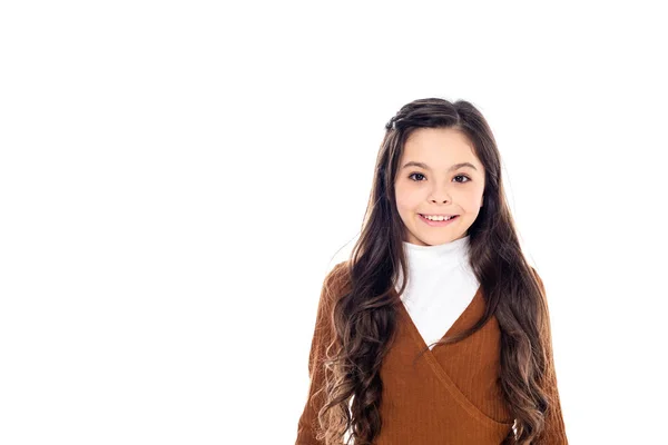 Adorable niño sonriente mirando a la cámara aislado en blanco con espacio de copia - foto de stock