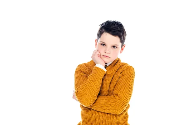 Niño triste en ropa casual apoyando mentón aislado en blanco con espacio de copia - foto de stock