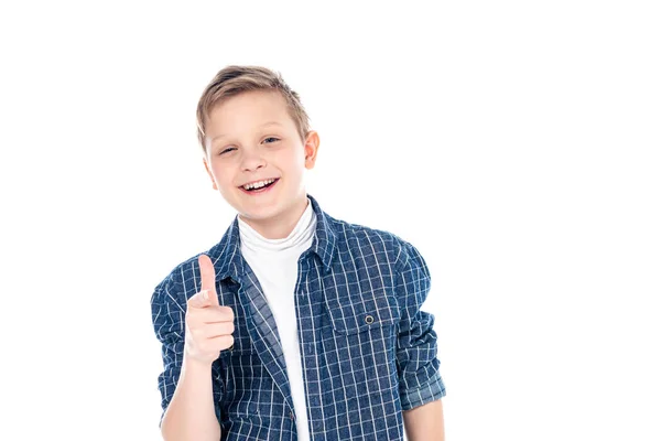 Чарівний щасливий хлопчик в повсякденному одязі показує великий палець вгору ізольовано на білому — стокове фото