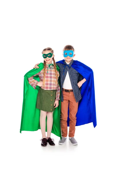 Діти в супергеройських костюмах і масках з руками на стегнах на білому — стокове фото
