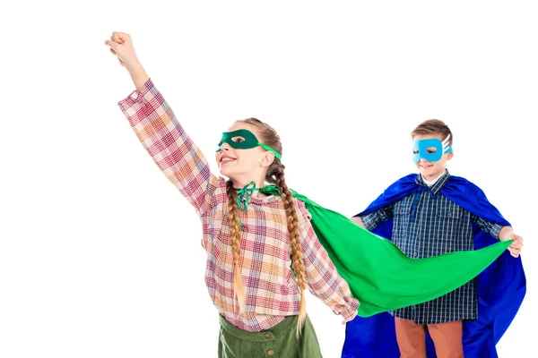 Ragazzo tenendo mantello di bambino sorridente in costume da supereroe in posa con mano tesa isolato su bianco — Foto stock