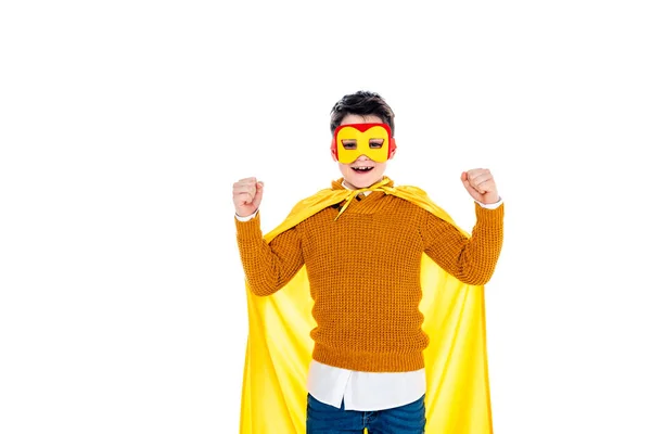 Feliz chico en traje de superhéroe animando con puños apretados aislado en blanco - foto de stock