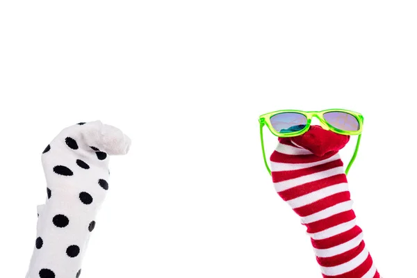 Vista recortada de la persona con títeres de calcetines de colores y gafas de sol en las manos aisladas en blanco - foto de stock