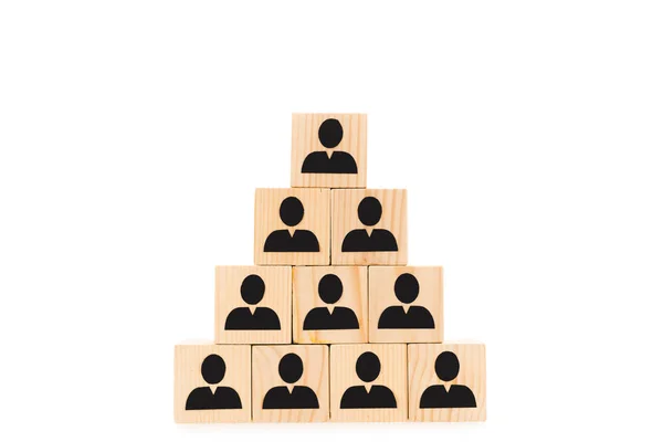 Pyramide faite de blocs de bois avec des icônes humaines noires isolées sur blanc — Photo de stock