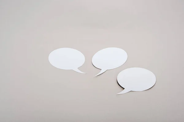 Blanc trois bulles de parole vierges avec espace de copie sur fond gris — Photo de stock