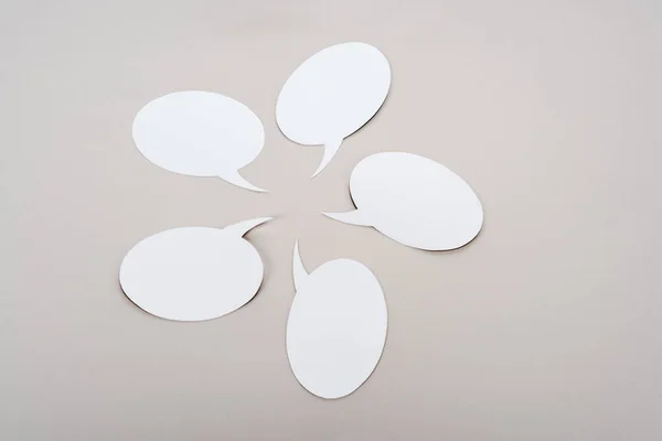 Branco cinco bolhas de fala em branco com espaço de cópia no fundo cinza — Fotografia de Stock