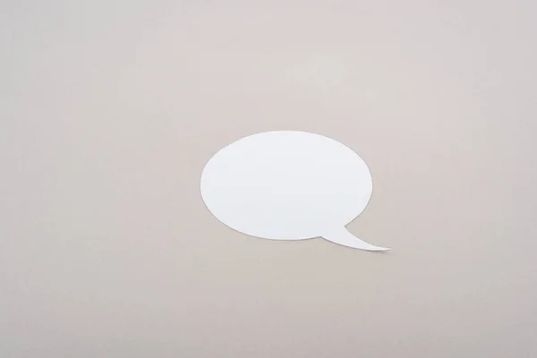 Bianco bolla discorso vuoto con spazio di copia su sfondo grigio — Foto stock