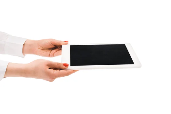Vue recadrée de la femme tenant dans les mains tablette numérique avec écran blanc isolé sur blanc — Photo de stock