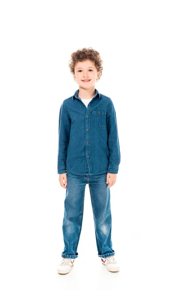 Vista completa de niño sonriente en ropa de mezclilla aislado en blanco - foto de stock