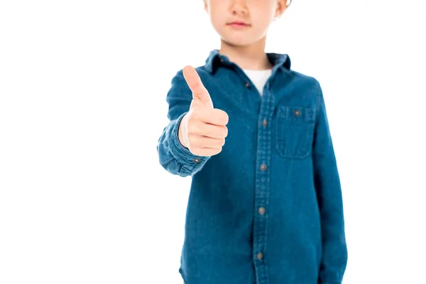 Vista parcial del niño en camisa de mezclilla que muestra el pulgar hacia arriba aislado en blanco - foto de stock