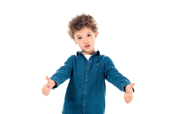 Niño emocional en camisa de mezclilla mostrando los pulgares hacia arriba aislado en blanco - foto de stock