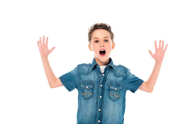 Vista frontale del bambino sorpreso in camicia di jeans che ondeggia le mani isolate sul bianco — Foto stock