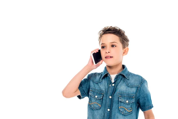 Niño en camisa de mezclilla hablando en teléfono inteligente aislado en blanco - foto de stock