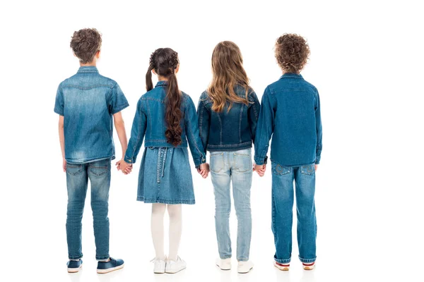 Rückansicht von vier Kindern, die die Hände isoliert auf weiß halten — Stockfoto