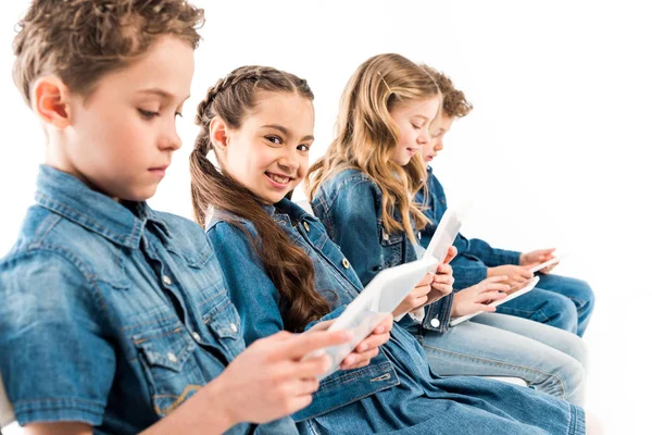 Selektive Fokussierung von vier Kindern mittels digitaler Tablets isoliert auf Weiß — Stockfoto