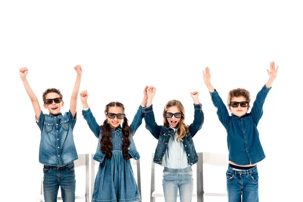 Vier glückliche Kinder in 3D-Brille winken Hände isoliert auf weiß — Stockfoto