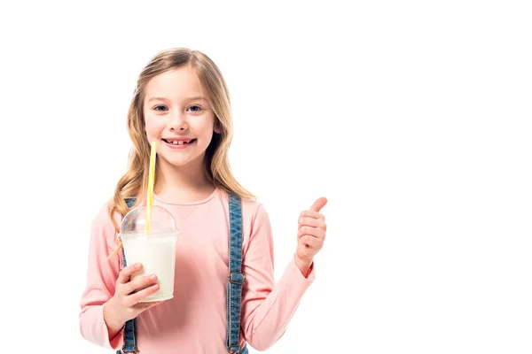 Criança sorrindo segurando milkshake e mostrando polegar para cima isolado no branco — Fotografia de Stock