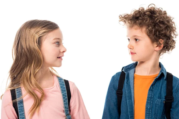 Due bambini che si guardano isolati sul bianco — Foto stock