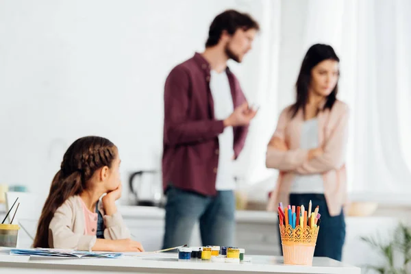 Selektiver Fokus des Kindes auf Vater, der sich zu Hause mit Mutter streitet — Stockfoto