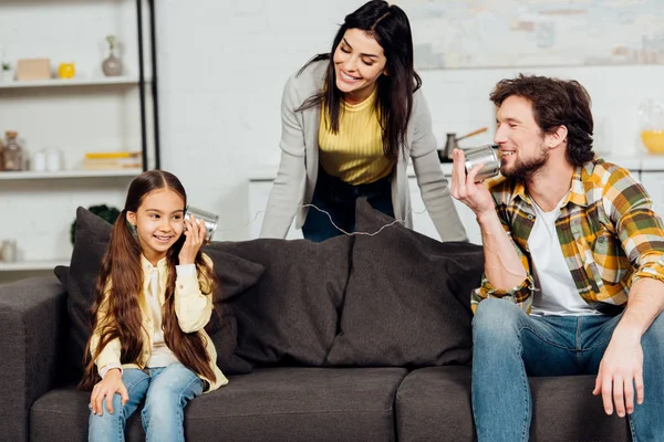 Fröhliche Mutter schaut Tochter beim Spielen mit glücklichem Vater an — Stockfoto