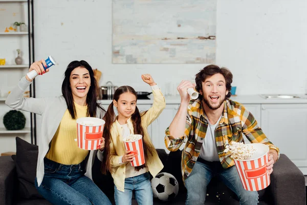 Família feliz assistindo campeonato e gesticulando enquanto aplaudindo em casa — Fotografia de Stock