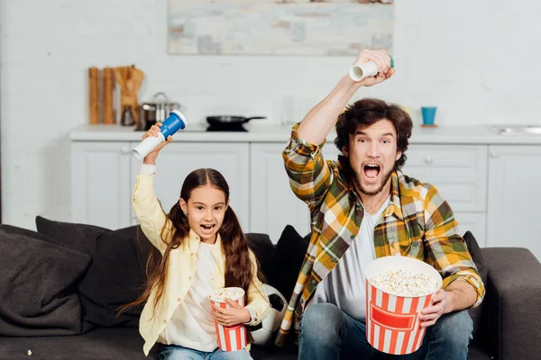 Homme émotionnel regarder championnat et geste avec fille heureuse — Photo de stock