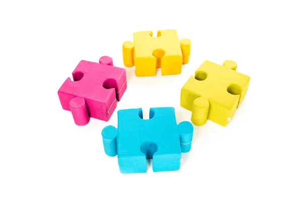 Pezzi puzzle colorati isolati su bianco — Foto stock