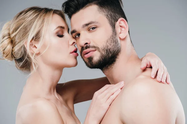 Bella nudo giovane donna abbracciare bello camicetta uomo su grigio — Foto stock