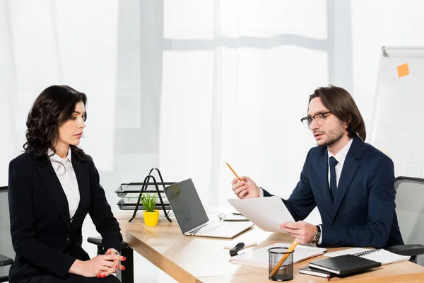 Schöner Personalvermittler hält Papier neben attraktiver Frau mit geballten Händen — Stockfoto