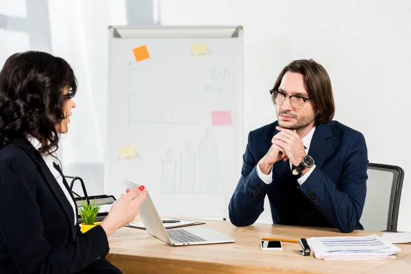 Fuoco selettivo di recruiter in occhiali che guardano la donna in ufficio — Foto stock