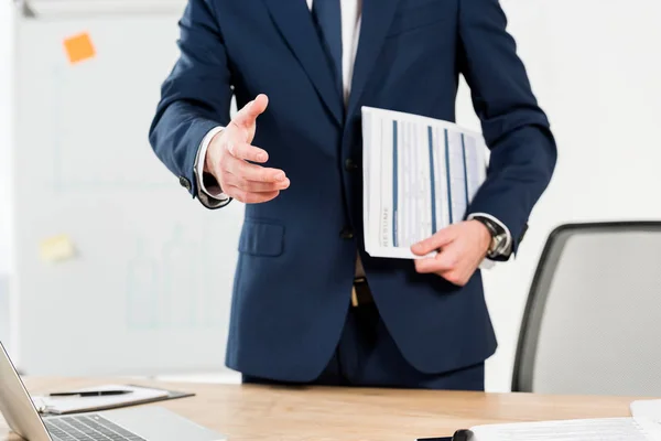 Обрізаний вид рекрутера, який тримає резюме і жестикулює в офісі — Stock Photo