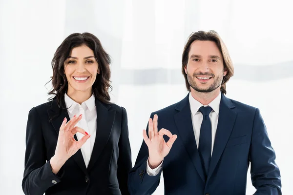 Recrutadores alegres sorrindo ao mostrar sinais ok e olhando para a câmera — Fotografia de Stock