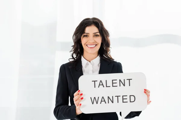 Happy and beautiful recruiter holding speech bubble with talent wanted lettering — Stock Photo