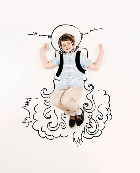 Вид зверху весела дитина в костюмі космонавта жестикулює на білому — стокове фото
