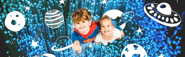 Plano panorámico de niños alegres volando es espacio azul en blanco - foto de stock