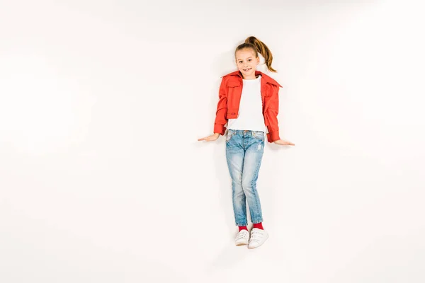 Vue de dessus de l'enfant heureux regardant la caméra et souriant sur blanc — Photo de stock