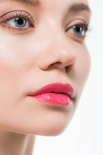 Vista recortada de la mujer con brillo labial rosa en los labios aislados en blanco - foto de stock