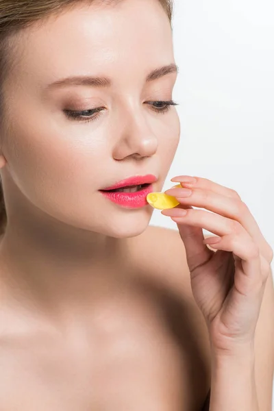 Attrayant nu femme tenant jaune bonbons gelée isolé sur blanc — Photo de stock