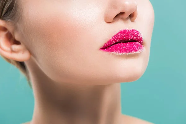 Vista ritagliata di giovane donna con zucchero sulle labbra isolato su blu — Foto stock