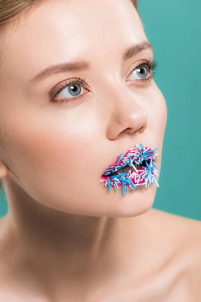 Attrayant jeune femme avec des aspersions bleues isolé sur bleu — Photo de stock