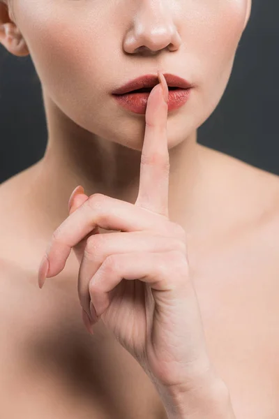 Ausgeschnittene Ansicht einer jungen nackten Frau, die Schweigezeichen auf Schwarz zeigt — Stockfoto