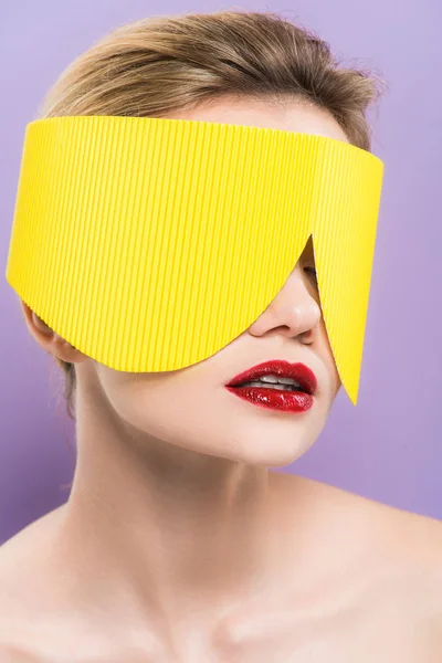 Mujer joven con labios rojos en vasos de papel amarillo aislados en púrpura - foto de stock