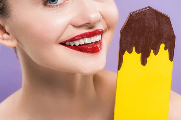 Mujer desnuda feliz sosteniendo helado decorativo y sonriendo aislado en púrpura - foto de stock