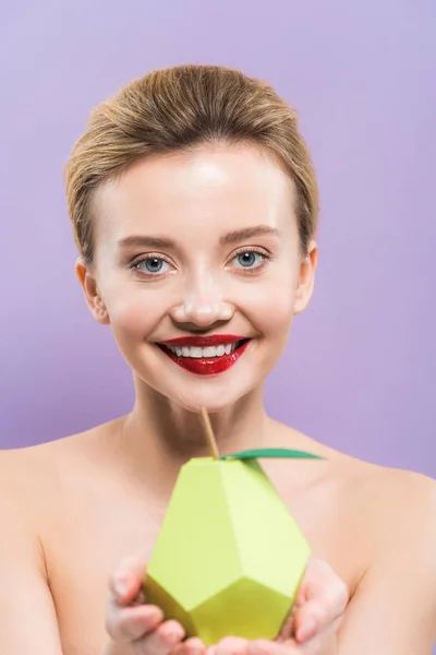 Selektiver Fokus der glücklichen nackten jungen Frau mit dekorativer grüner reifer Birne isoliert auf lila — Stockfoto