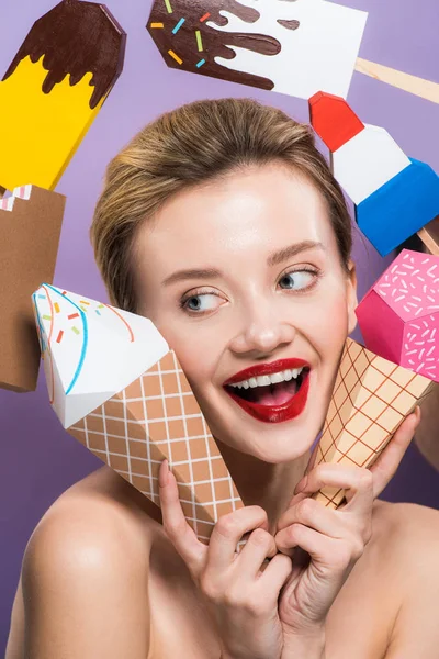 Весела гола молода жінка тримає декоративні конуси морозива ізольовані на фіолетовому — стокове фото