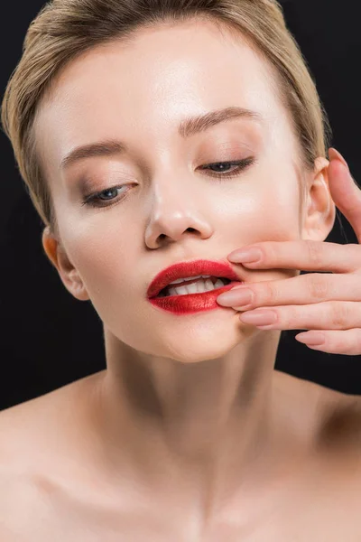 Recortado vista de chica desnuda tocando labios rojos aislados en negro - foto de stock