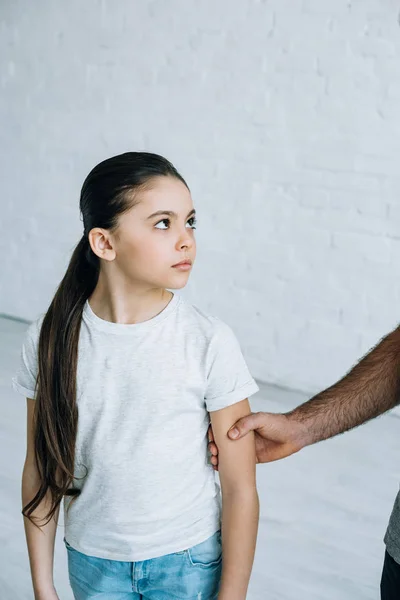 Teilansicht: Vater greift Tochter zu Hause an — Stockfoto