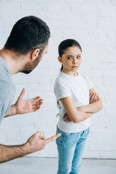 Barbuto padre rimprovero triste preteen figlia a casa — Foto stock