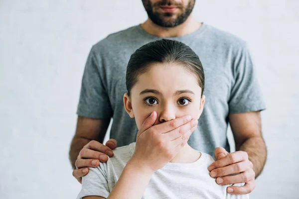 Teilansicht von Vater und Tochter im häuslichen Konflikt — Stockfoto